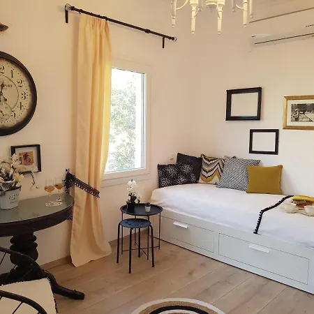 Apartment Art & Cozy