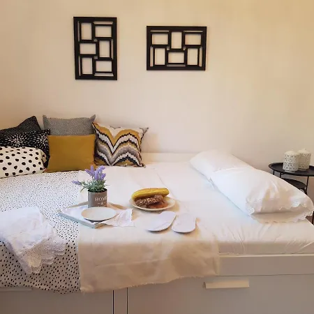 Apartment Art & Cozy *