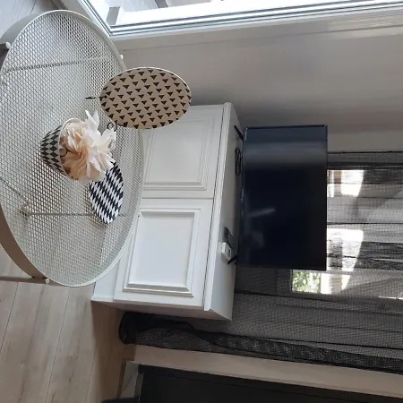Apartment Art & Cozy